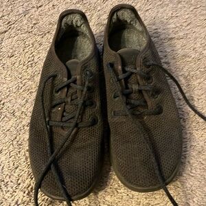 Attractive used men’s sneakers, agreeable simple color.